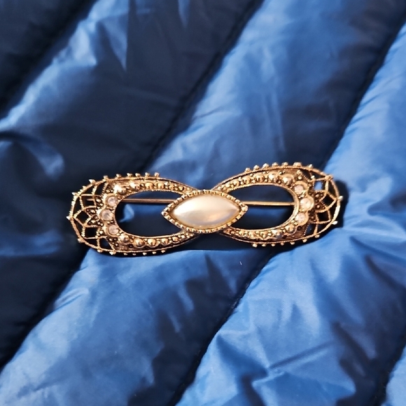 Elegant Gold and Pearl Brooch - Picture 1 of 8